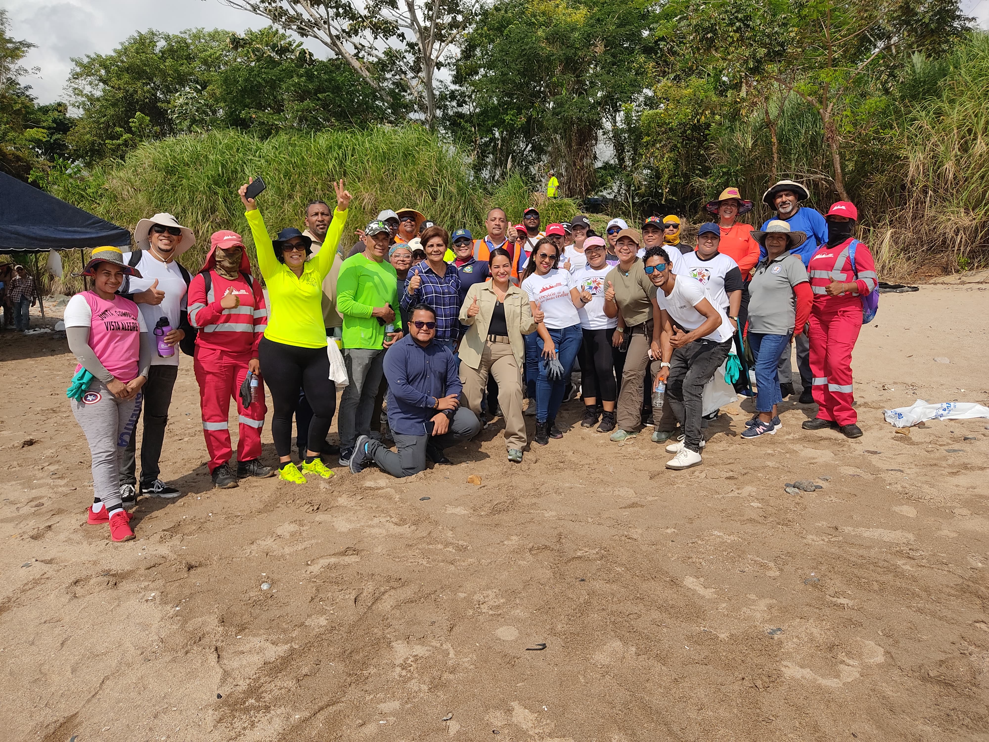 Jornada de limpieza en playa Vista Alegre